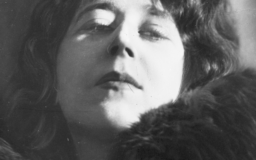 Maria Pawlikowska-Jasnorzewska. Fotografia portretowa. 